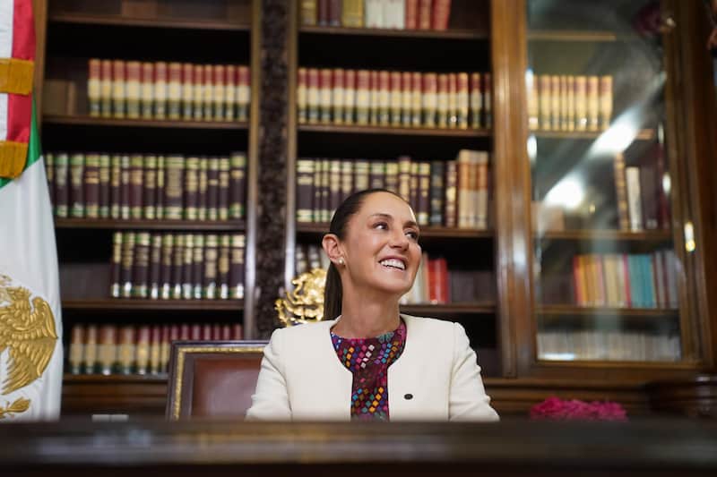 Presidenta de México, Claudia Sheinbaum Sheinbaum sentada en su oficina en Palacio Nacional