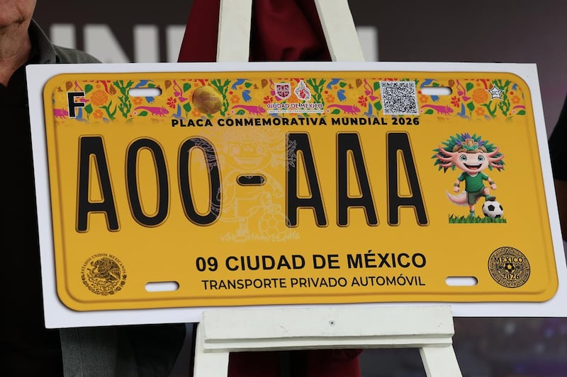 La Jefa de Gobierno de la Ciudad de México, Clara Brugada, lanzó una nueva matrícula especial de $1,500 pesos por el Mundial 2026. Placa Conmemorativa