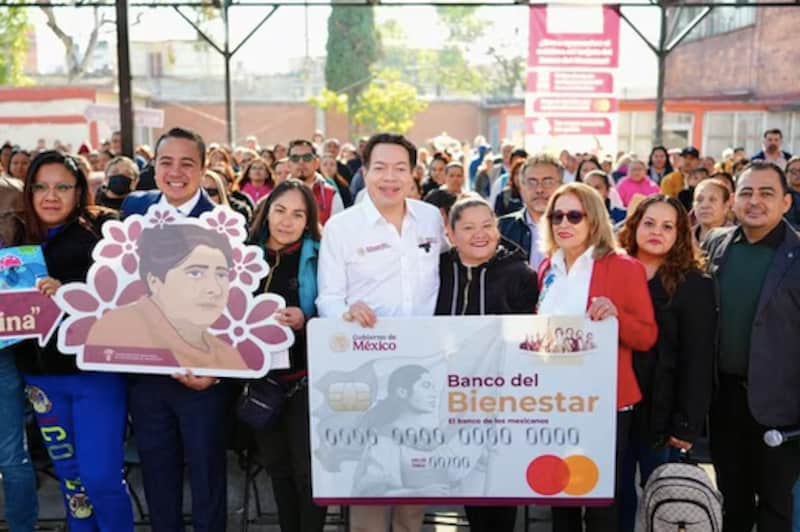 Mario Delgado informó que la primera entrega de las tarjetas se dará del 2 de febrero al 28 de marzo. Primera entrega de las tarjetas para la Beca Universal Rita Cetina.