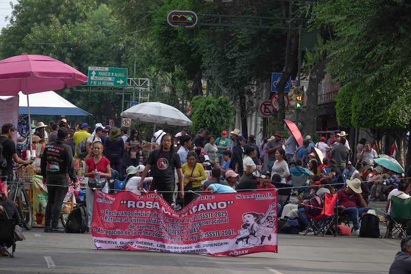 Maestros de la cnte en una marcha rumbo al zócalo capitalino