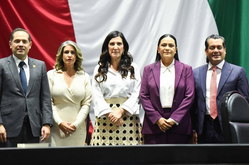 CIUDAD DE MÉXICO, 19NOVIEMBRE2025.- Ariadna Montiel, secretaria del Bienestar, durante su llegada a la comparecencia ante el pleno de la Cámara de Diputados con motivo del análisis del primer informe de gobierno federal. La acompañan: Kenia López Rabadán, presidenta de la mesa directiva, y los legisladores Sergio Gutiérrez Luna; Paulina Rubio Fernández y Raúl Bolaños-Cacho. FOTO: MARIO JASSO/CUARTOSCURO.COM Ariadna Montiel