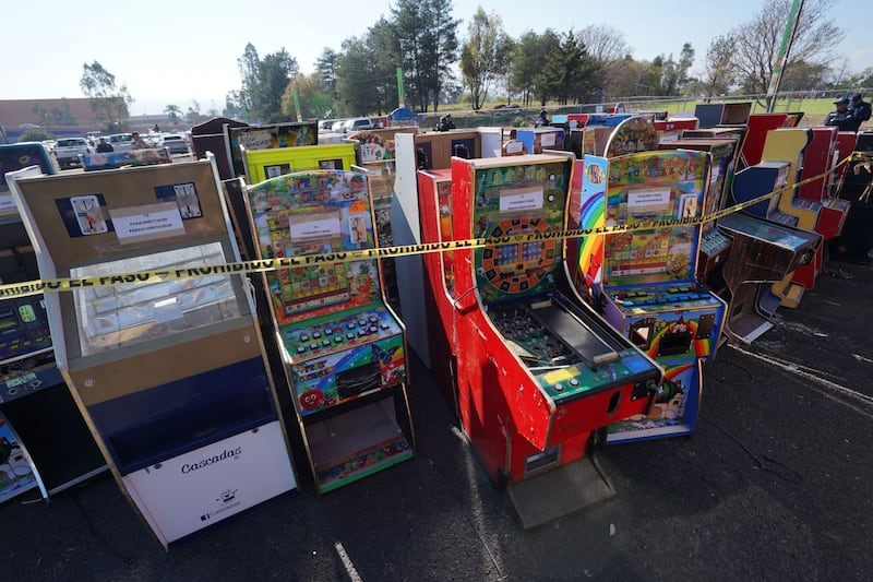 MORELIA, MICHOACÁN, 04FEBRERO2026.- En Michoacán, la Fiscalía General del Estado, en coordinación con fuerzas federales, llevó a cabo la destrucción masiva de 803 máquinas aseguradas en Morelia, Uruapan, Apatzingán, Zitácuaro, Lázaro Cárdenas, Zamora, Maravatío y Tacámbaro. La acción forma parte de una estrategia para cerrar el paso a flujos financieros ilegales asociados a la extorsión, delitos contra la salud y violencia. FOTO: JUAN JOSÉ ESTRADA SERAFÍN/CUARTOSCURO.COM Maquinas tragamonedas