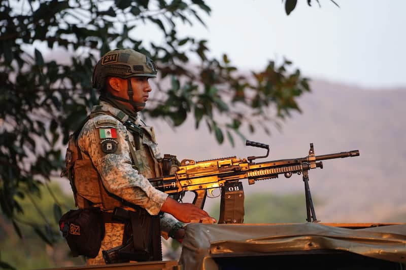 Como parte de las estrategias del Ejército Mexicano y la Guardia Nacional en Michoacán, conocido como "Plan Michoacán por la Paz y la Justicia", soldado sobre vehículo militar
