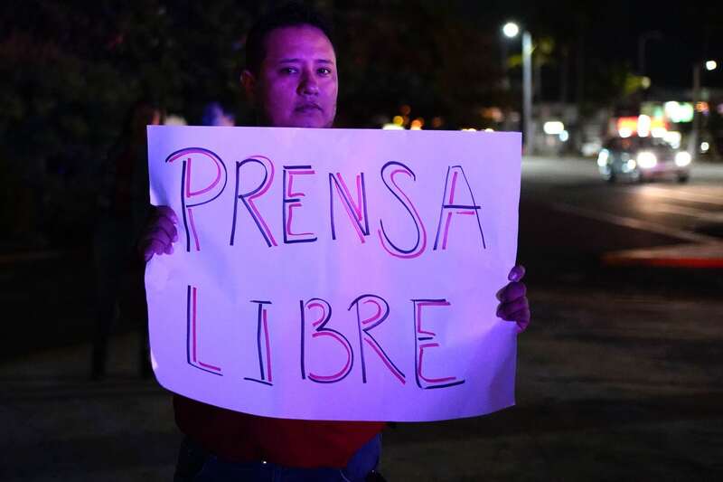 Protestas en contra de la censura y violencia ejercida contra periodistas. Una persona sosteniendo un cartel que dice: "Prensa Libre".