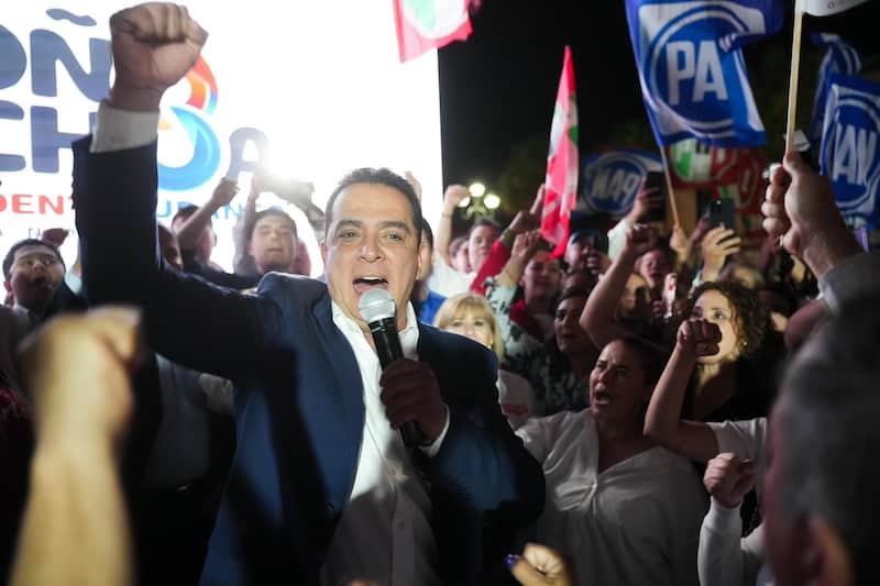 Antonio Ochoa, candidato del PAN-PRI por la presidencia municipal de Durango. Toño Ochoa en un mitin tras el debate en Durango.