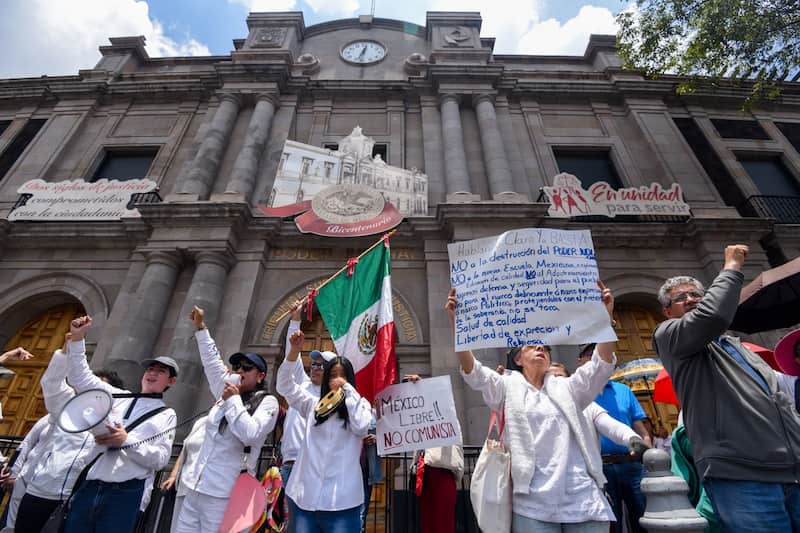 Manifestaciones contra elección judicial. Integrantes de Resistencia Civil Activa y Pacífica (RECAP) en Toluca se unieron a la manifestación que se realiza a nivel nacional para expresar su rechazo a la elección judicial.