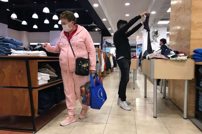 Personas haciendo compras en centro comercial. Los bolsillos de las y los mexicanos han resentido los gastos de la época de fiestas.