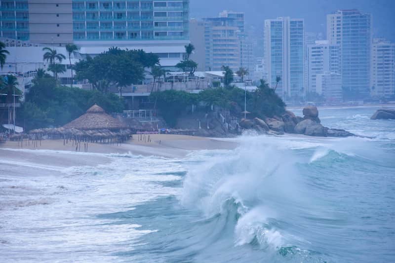 Alto oleaje en las costas mexicanas. Oleaje en playas de México