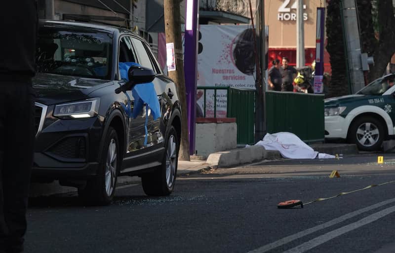Escena del crimen de Ximena Guzmán y José Muñoz. Aspectos de vehículo baleado en el que iba Ximena Muñoz y cuerpo tirado con marcas de peritos.