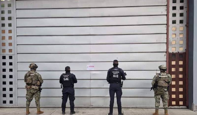 Autoridades federales desmantelaron 5 laboratorios clandestinos en Michoacán elementos del ejército, Guardia Nacional y autoridades estatales de espaldas frente a un laboratorio clandestino