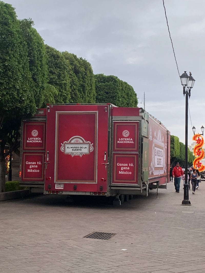 La Lotería Nacional (Lotenal) puso en marcha una iniciativa única en el país, el nuevo Museo de la Suerte, un espacio itinerante adaptado dentro de un tráiler que inició su recorrido por el territorio mexicano este mes de diciembre. Trailer museo de la suerte
