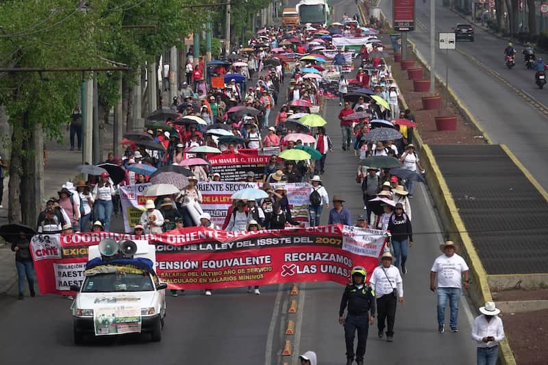 Miembros del magisterio han bloqueado avenidas y mantenido el plantón en el Zócalo para que atiendan sus demandas Los maestros marchan en la CDMX