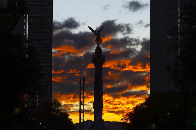 Por segundo día consecutivo los capitalinos pudieron admirar un rojizo atardecer en la capital, en la imagen el Ángel de la Independencia es destacado en su silueta. Por segundo día consecutivo los capitalinos pudieron admirar un rojizo atardecer en la capital, en la imagen el Ángel de la Independencia es destacado en su silueta.