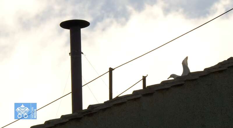 Vista de la chimenea por donde saldrá la fumarola que avisará si existe un nuevo papa Vista de la chimenea por donde saldrá la fumarola que avisará si existe un nuevo papa