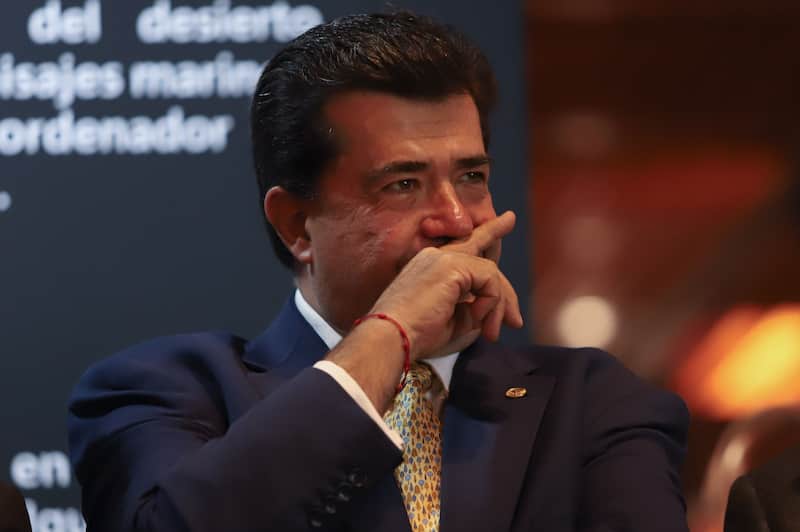 El diputado de Morena, Pedro Haces, durante la inauguración de la exposición en la Cámara de Diputados. Hombre tapándose la boca con la mano