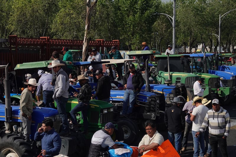 Campesinos arribaron en tractores y camiones a las inmediaciones de la Cámara de Diputados para protestar contra la llamada Ley de Aguas que se discute el día de hoy en comisión dentro de San Lázaro. Bloqueo campesinos