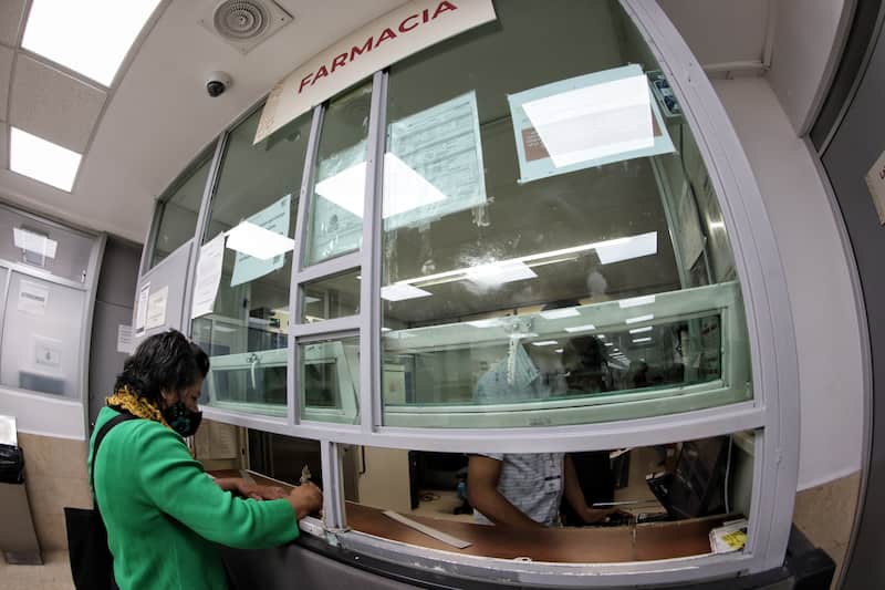 La Clínica de Medicina Familiar "División del Norte" una mujer en la ventanilla de una farmacia de las clínicas del ISSSTE