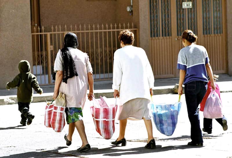 Te contamos los detalles sobre cómo pedir el apoyo social en la alcaldía Iztapalapa Mujeres cargan sus bolsas después de ir al mercado