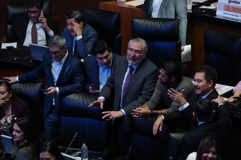 Adán Augusto López junto a senadores