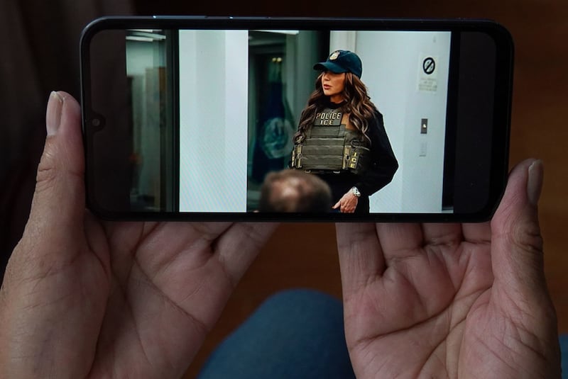 spot de kristi noem en redes