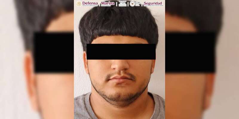 El joven fue detenido junto a otros dos sujetos. Autoridades de seguridad toman fotos de los detenidos
