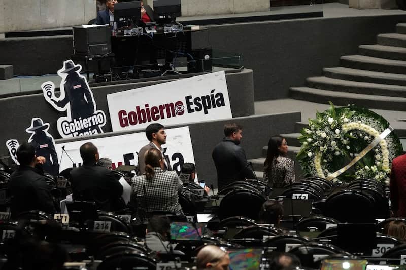 Los morenistas aprobaron la ley de Inteligencia con la que el gobierno podrá tener acceso a datos biométricos Carteles de la oposición contra la iniciativa de reforma