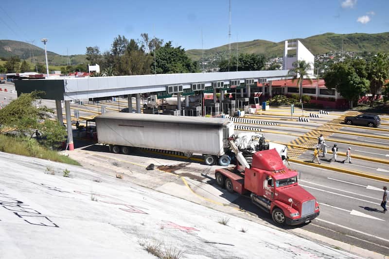 En México, 12 estados concentran al 80% de los robos de vehículos de carga Un trailer en una caseta