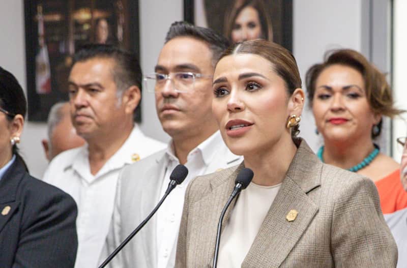Marina del Pilar Ávila, gobernadora de Baja California. Marina del Pilar en conferencia junto a miembros de su gabinete.