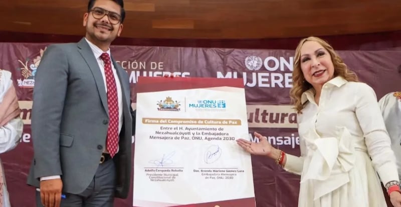 Adolfo Cerqueda con falsa embajadora