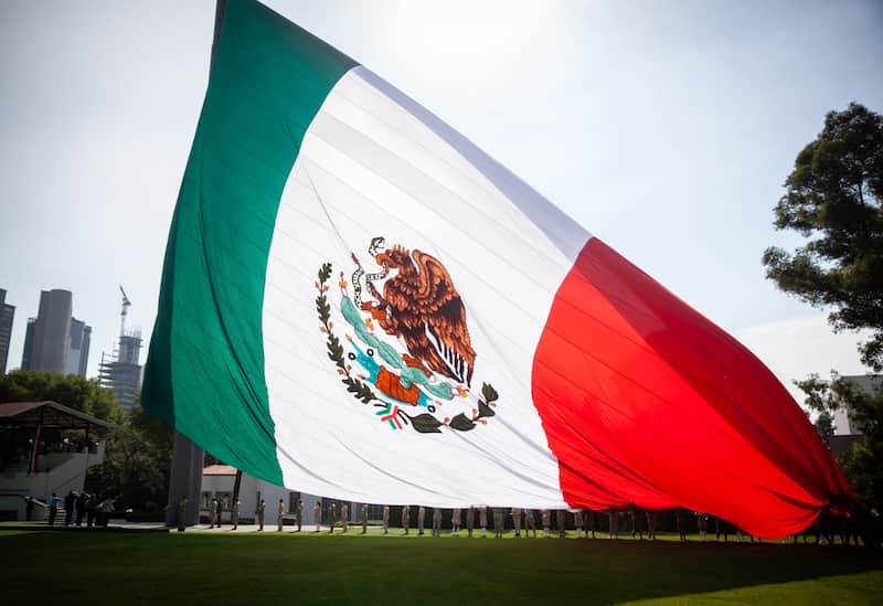 En el país algunos consideran importante que se detenga la inmigración La bandera de México extendida en una ceremonia oficial