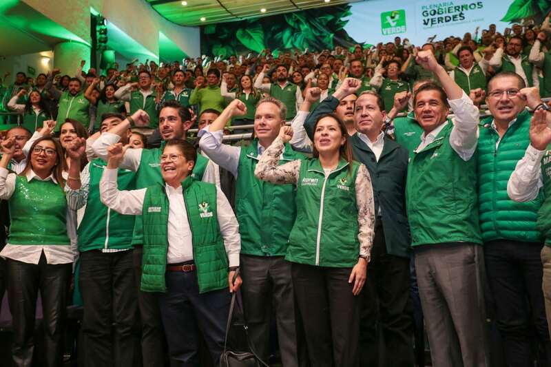 Dirigentes y legisladores del Partido Verde muestran su fuerza en Edomex. Karen Castrejón dirigente nacional del Partido Verde Ecologista de México, el senador Manuel Velasco, Carlos Fuentes, diputado federal, José Couttolenc, líder estatal del PVEM, encabezaron el evento “Gobiernos Verdes: Rumbo a la Gobernanza Verde”, en donde se destacó que el partido Verde se a la segunda fuerza política en el congreso local con 11 diputados, así como el crecimiento de este partido en la entidad mexiquense.