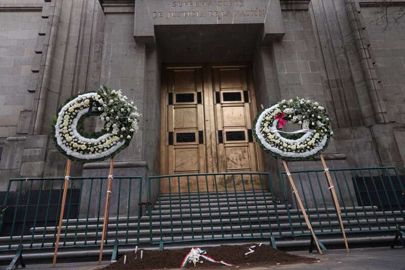CIUDAD DE MÉXICO, 01JUNIO2025.- Coronas de luto fueron instaladas frente a la Suprema Corte de Justicia de la Nación en el marco de día de elecciones al Nuevo Poder Judicial. Imágen