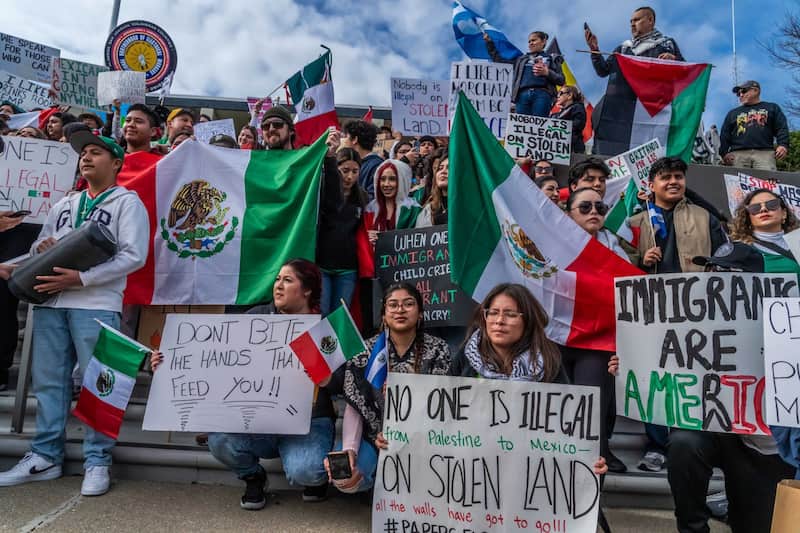 Jóvenes inmigrantes, familias y sus simpatizantes marcharon en protesta por la ola de redadas migratorias de la administración Trump Encuesta pide el apoyo de artistas latino en favor de los migrantes