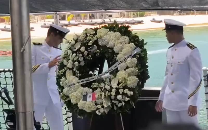 Por el Día de la Marina, la presidenta Claudia Sheinbaum dedicó un homenaje a los marinos fallecidos en servicio Adorno floral arrojado al mar por el Día de la Marina en Acapulco, Guerrero