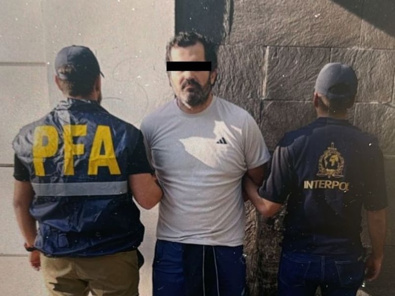 El Gobierno de México, en coordinación con autoridades de Argentina, logró la detención con fines de extradición del contraalmirante de la Marina, Fernando Farías Laguna, identificado como el presunto líder de una red dedicada al contrabando de hidrocarburos. Fernando Farías Laguna