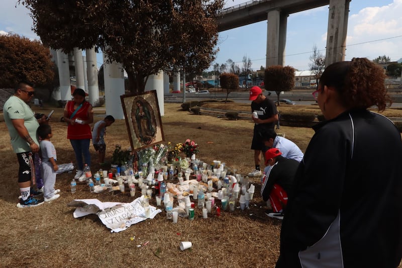 Altar para fallecidos en puente la Concordia