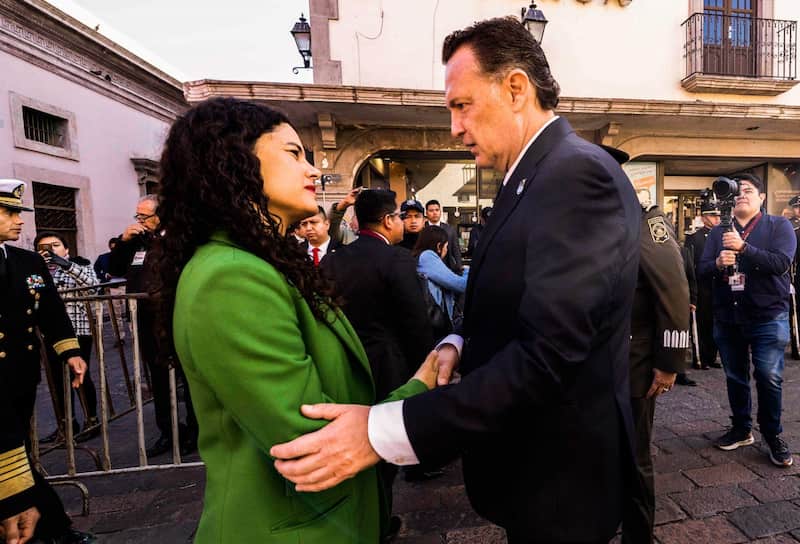 Luisa María Alcalde, y el gobernador panista de Querétaro Mauricio Kuri Luisa María Alcalde, líder nacional de Morena, le da la mano al gobernador panista de Querétaro, Mauricio Kuri.