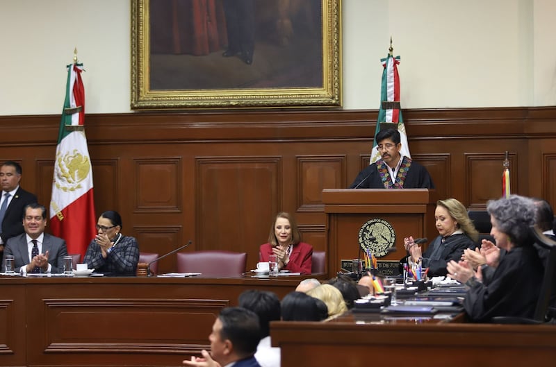El ministro presidente de la Suprema Corte de Justicia de la Nación (SCJN) presentó este miércoles su primer informe de actividades al frente del máximo tribunal, a la ceremonia asistió la secretaria de Gobernación, Rosa Icela Rodríguez, la presidenta de la Mesa Directiva del Senado, Laura Itzel Castillo y el vicepresidente de la Mesa Directiva de la Cámara de Diputados, Sergio Gutiérrez El ministro presidente de la Suprema Corte de Justicia de la Nación (SCJN) presentó insuficiente informe