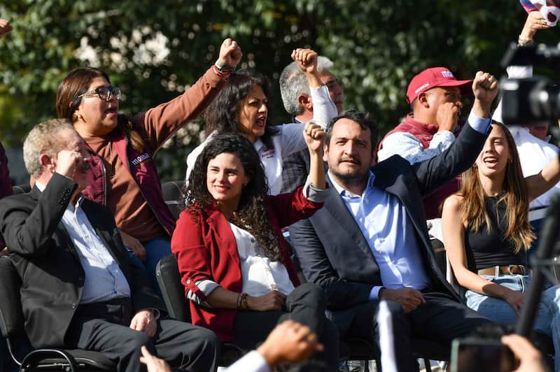 Héctor Díaz-Polanco, dirigente de Morena en la capital; Carolina Rangel, secretaria general de Morena; Luisa María Alcalde, dirigente nacional de Morena, y Andrés Manuel López Beltrán, secretario general de organización de Morena, durante el cierre de la gira nacional de asambleas informativas y de afiliación por parte del Comite Nacional de Morena, evento realizado en la Plaza de las Tres Culturas en Tlatelolco. Imagen promocional