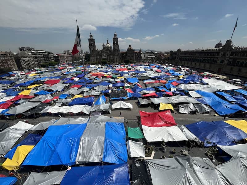 El magisterio comenzó el plantón en el zócalo desde el pasado 15 de mayo Casas de campaña de los maestros en la plancha del zócalo