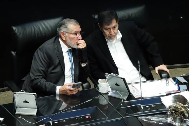 Los senadores Adán Augusto y Gerardo Fernández Noroña. Adán Augusto y Noroña conversando en el Senado de la República.