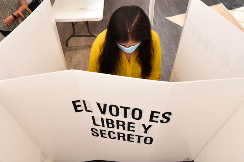 Así van las preferencias del voto en municipios de Veracruz Una mujer en una casilla electoral