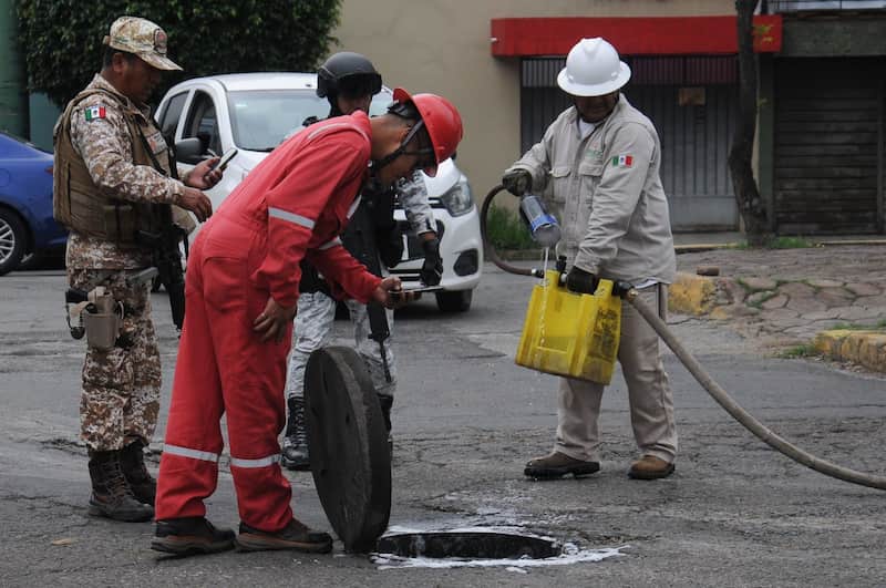 también fueron señaladas dos empresas por su presunta ayuda en el robo de combustible Trabajadores de pemex descubren una zona de huachicol en el estado de México