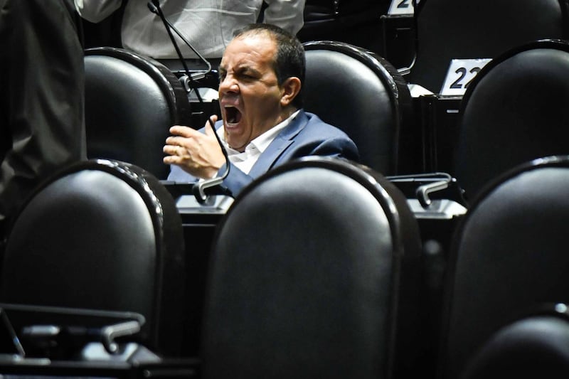 CIUDAD DE MÉXICO, 30SEPTIEMBRE2025.- Cuauhtémoc Blanco, diputado de Morena, bosteza durante la sesión ordinaria de la Cámara de Diputados en la que se aprobó una reforma a la ley general de salud la cual prohíbe la venta de bebidas energéticas a menores de edad. 
FOTO: MARIO JASSO/CUARTOSCURO.COM Cuauhtémoc Blanco