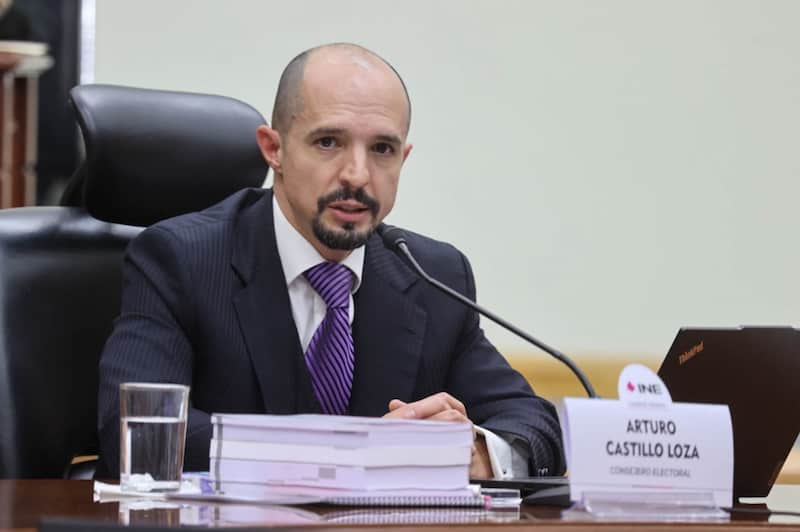 Arturo Castillo Loza, consejero electoral, durante la sesión extraordinaria en el INE. Arturo Castillo Loza, consejero electoral, durante la sesión extraordinaria en el INE.