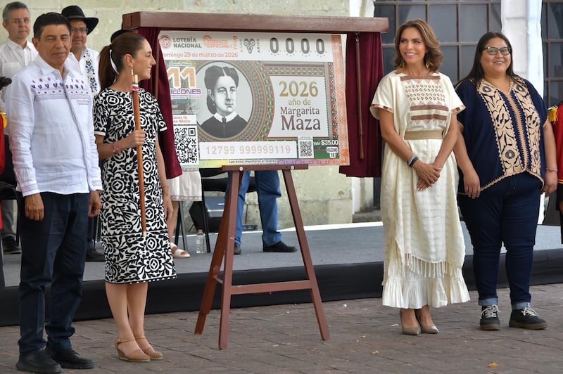 Sheinbaum devela billete de Lotería que rinde homenaje a Margarita Maza