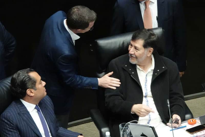 El senador Ricardo Anaya y Gerardo Fernández Noroña, presidente de la mesa directiva en el Senado discuten El senador Ricardo Anaya y Gerardo Fernández Noroña, presidente de la mesa directiva en el Senado discuten