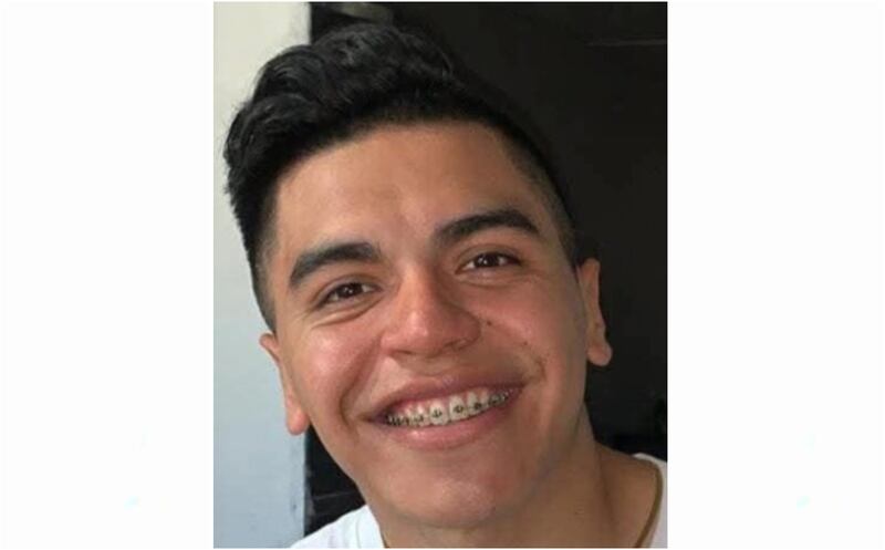 El comunicador de 26 años de edad, Carlos Castro, fue atacado a balazos en Poza Rica dentro de un establecimiento propiedad de sus padres. Carlos Castro