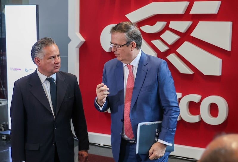 Santiago Nieto, titular del IMPI; y Marcelo Ebrard Casaubón, secretario de Economía, durante el evento “Impulsando la Creatividad