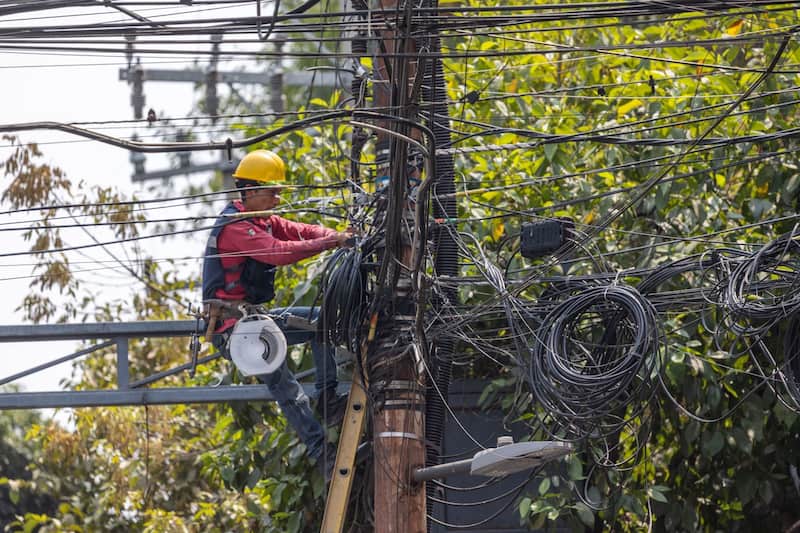 Trabajadores de las llamadas cableras que ofrecen servicios de internet o tv por cable arregla conexiones. Trabajadores de las llamadas cableras que ofrecen servicios de internet o tv por cable arregla conexiones.